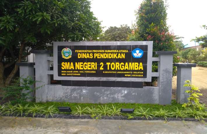 Sebagai sarana komunikasi antara sekolah dengan para alumni